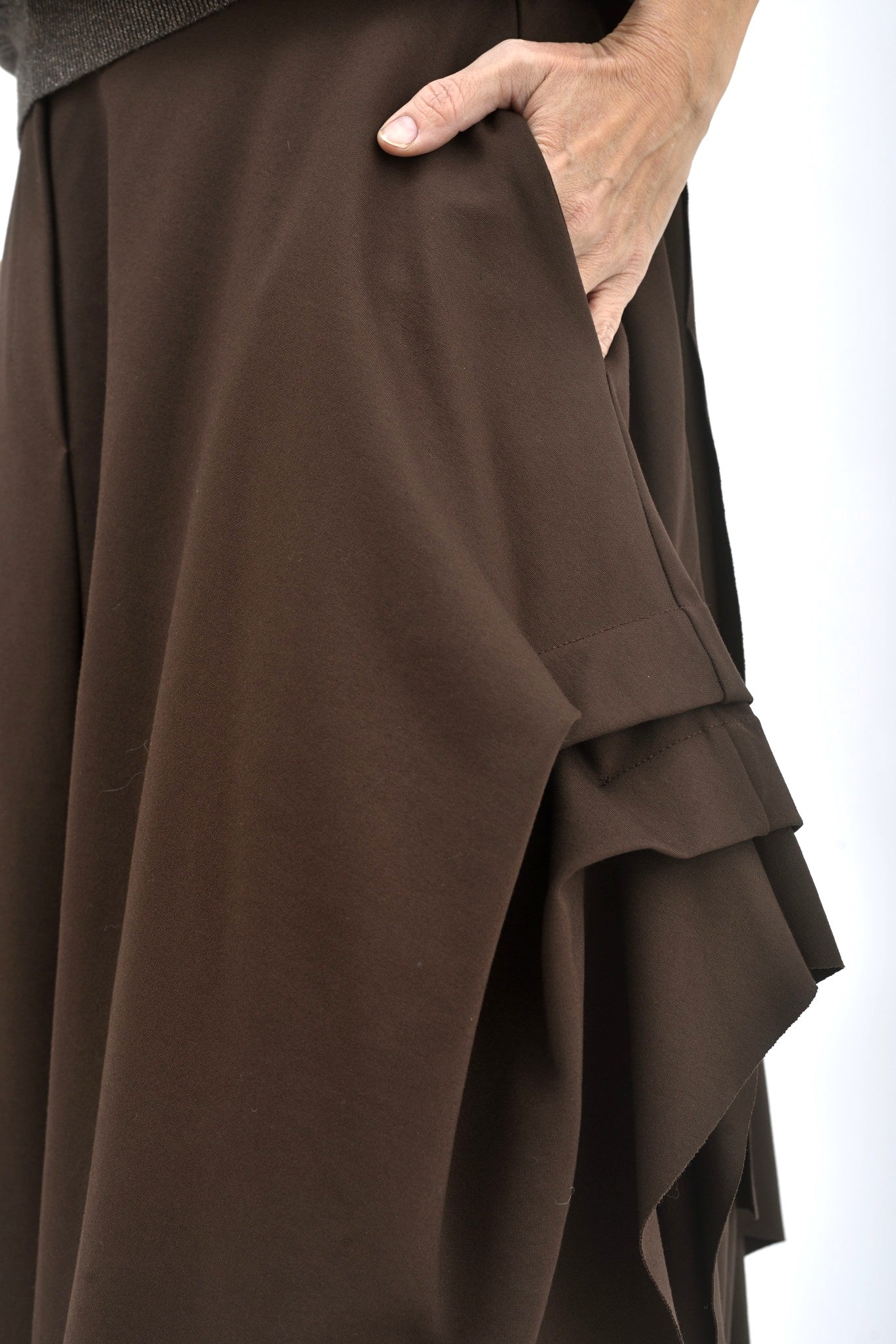 Detaliu buzunar lateral la fustă midi asimetrică din viscoză