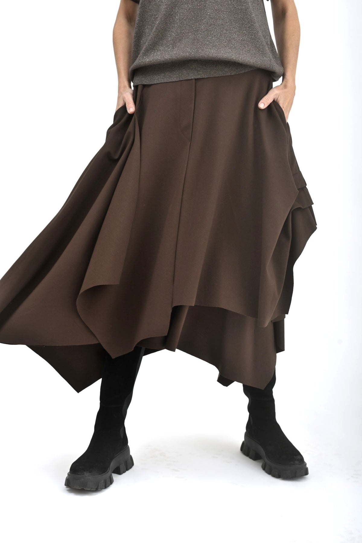 Fustă midi asimetrică cu volane, talie elastică, culoare maro