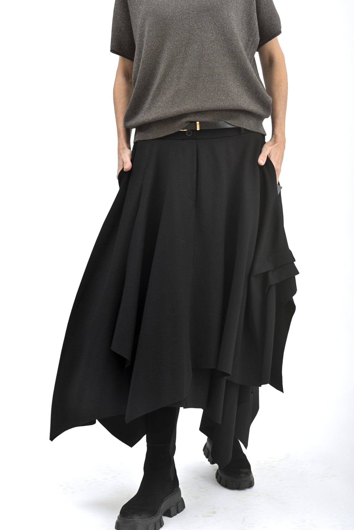 Fustă midi asimetrică neagră cu design modern și fluid