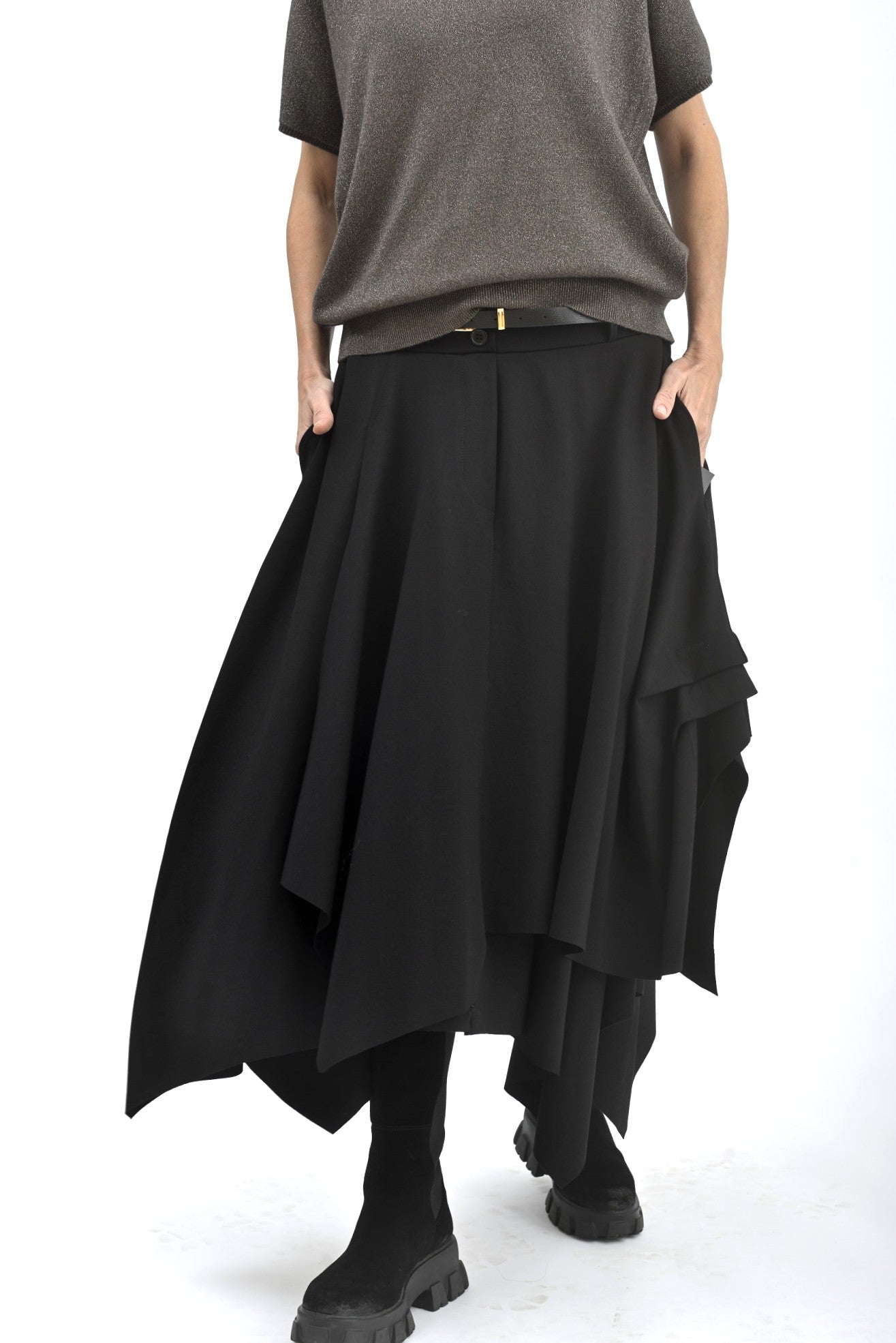 Fustă midi asimetrică neagră cu design modern și fluid