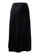 Fustă midi din catifea neagră, cu croială dreaptă și talie elastică, perfectă pentru ocazii elegante sau ținute casual-chic.

