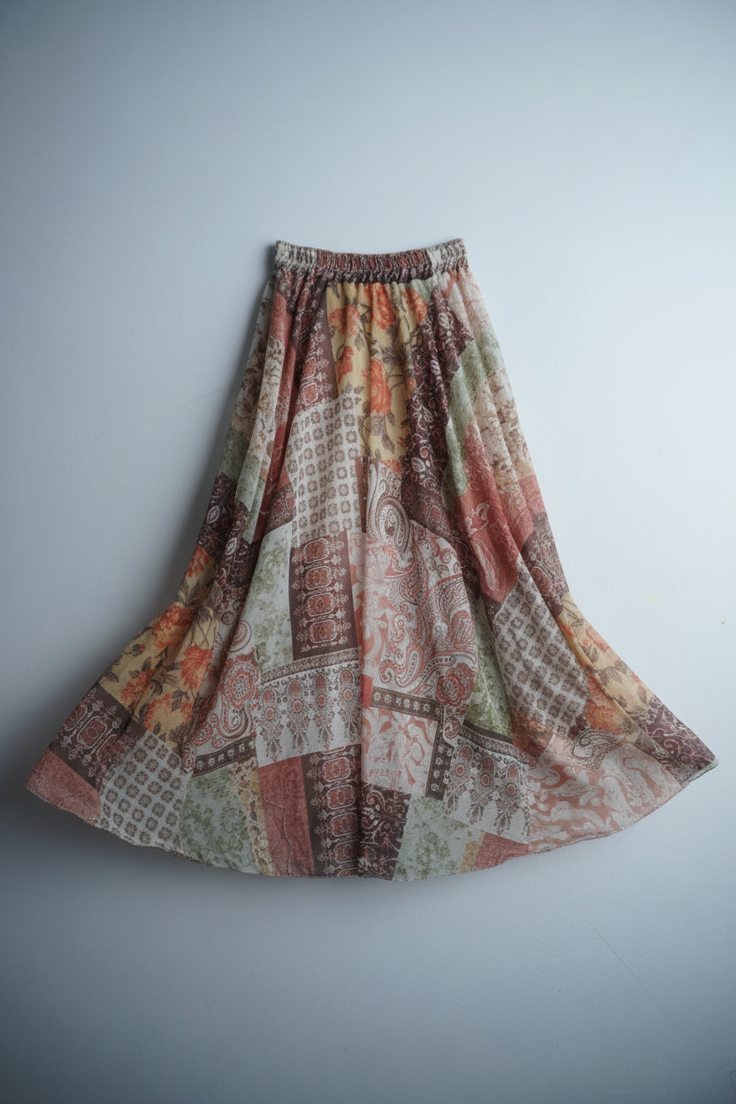 Detaliu material satinat cu imprimeu patchwork colorat