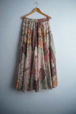 Fustă lungă satinată cu print patchwork pe umeraș