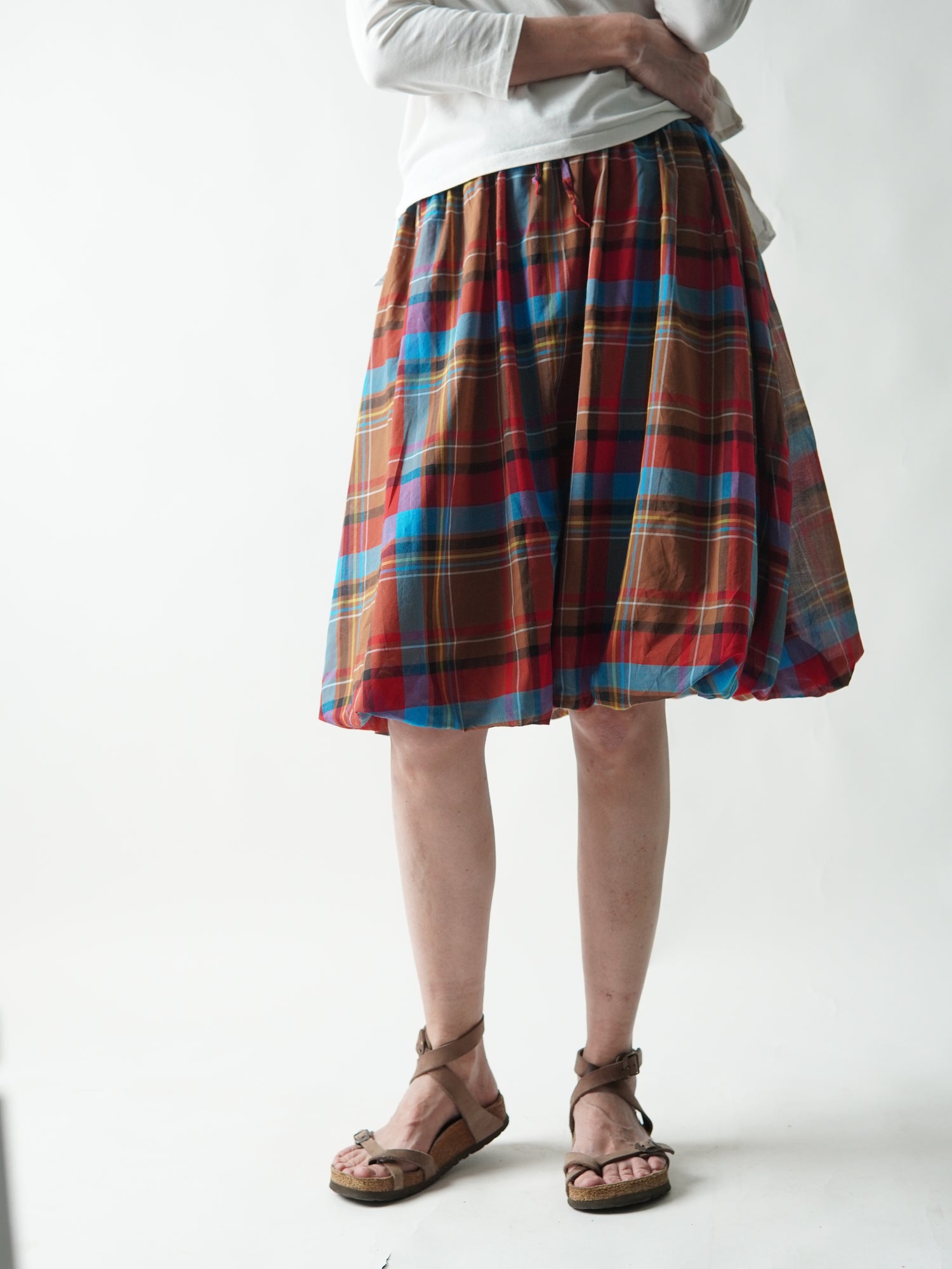 Fustă scurtă gogoșar în carouri, croială voluminoasă, vedere frontală