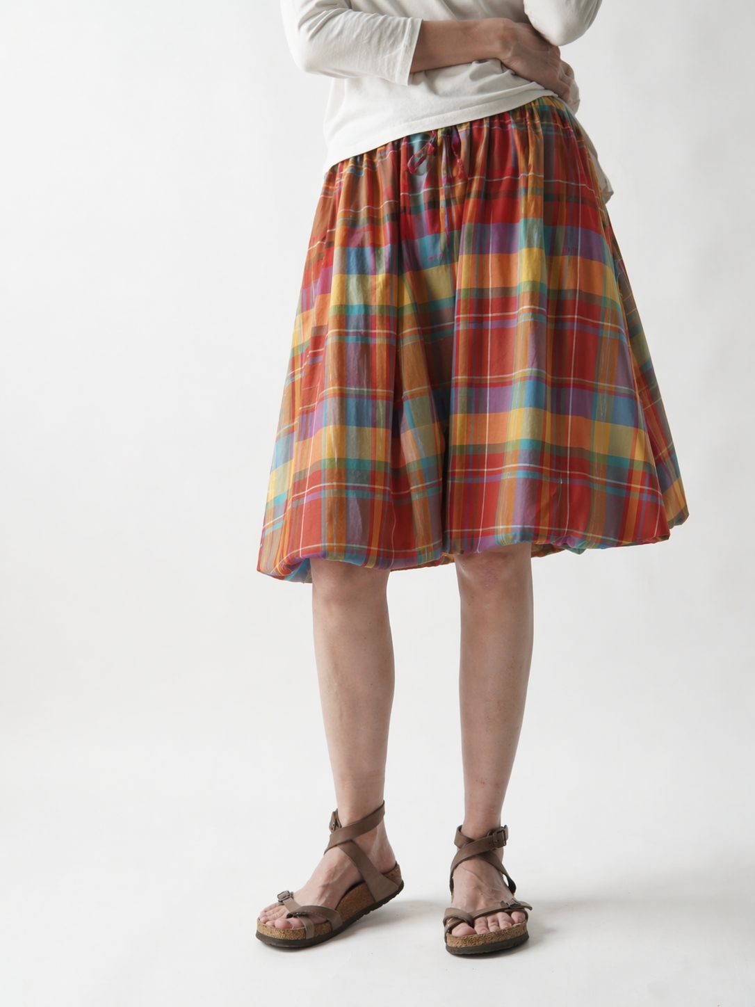 Fustă scurtă gogoșar în carouri, vedere din față, cu talie elastică