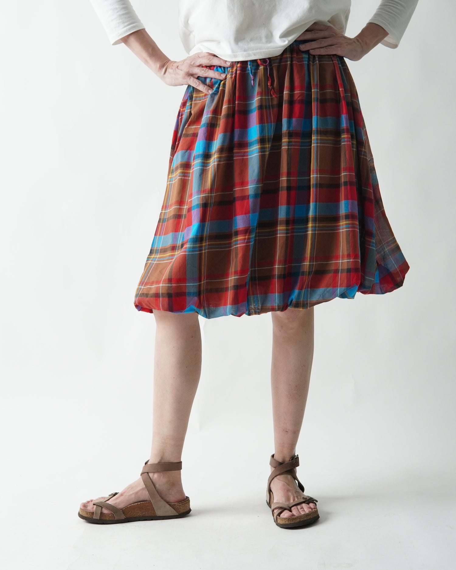 Fustă scurtă gogoșar în carouri, vedere laterală, stil casual feminin