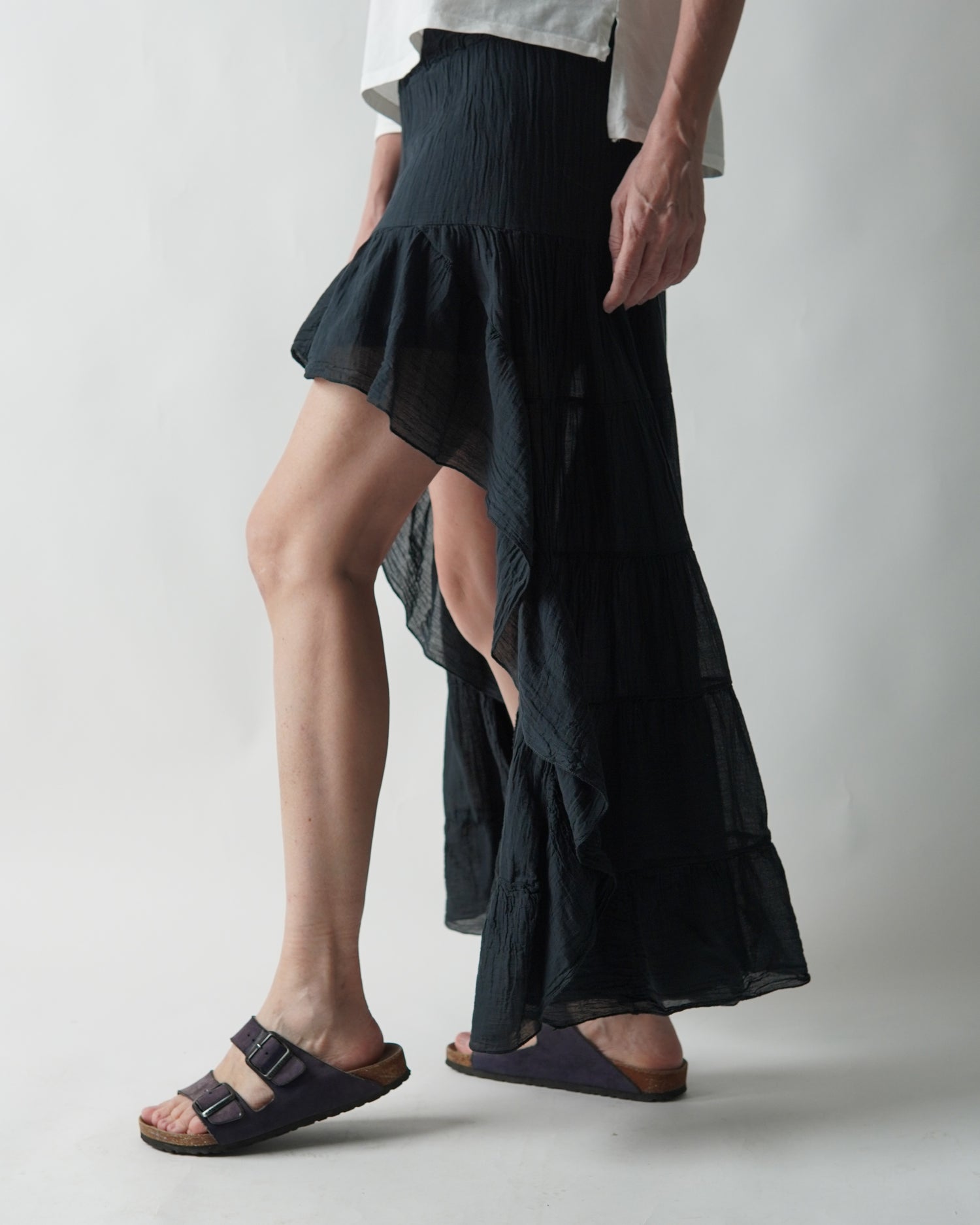 Fustă scurtă neagră cu trenă din bumbac creponat, vedere din față