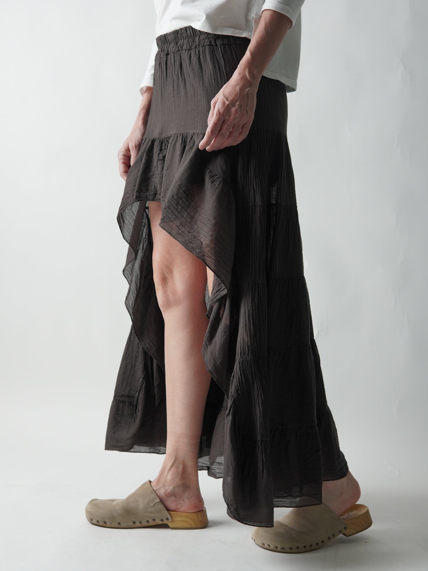 Fustă neagră cu trenă din bumbac creponat, vedere laterală în mișcare