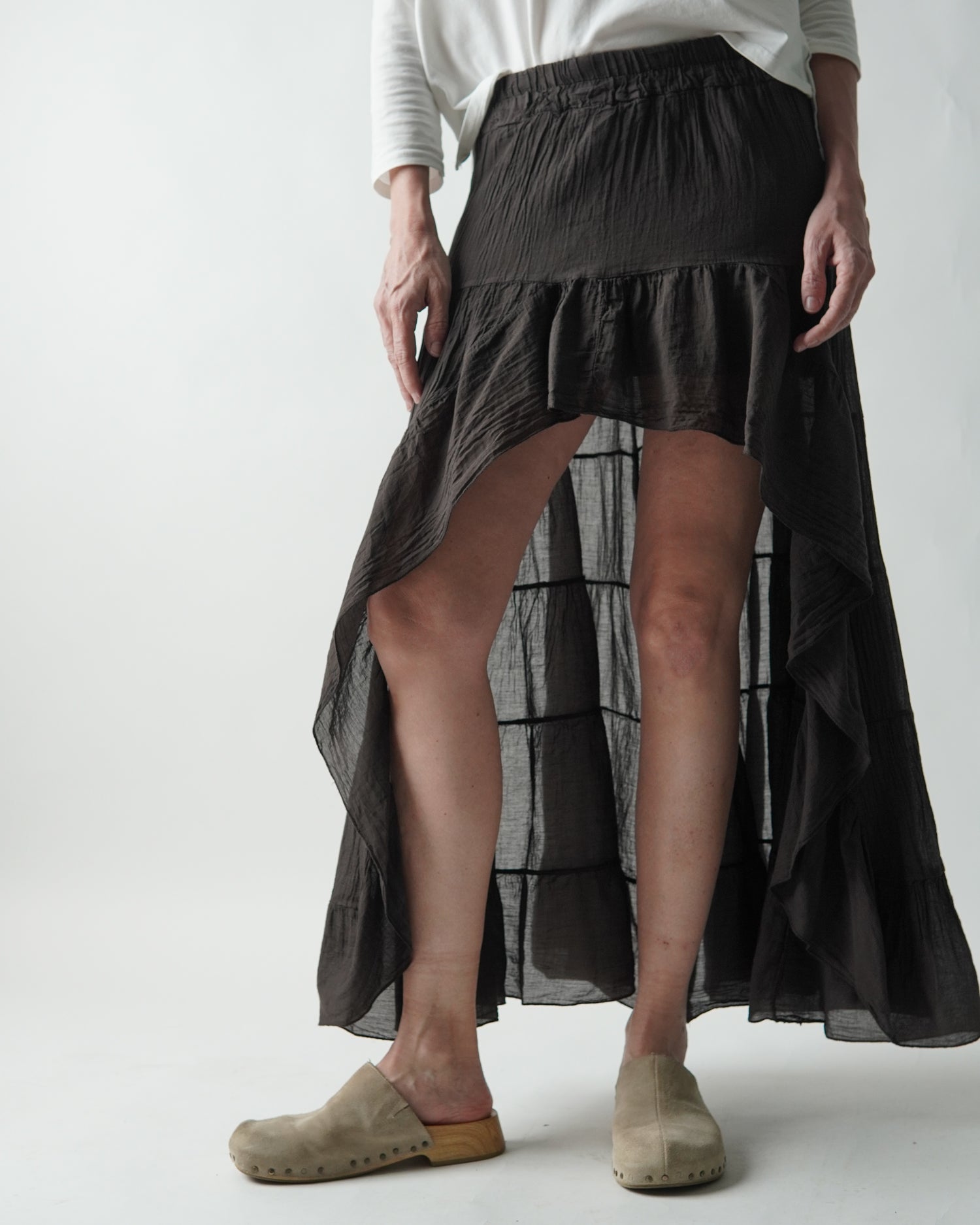 Fustă neagră cu trenă din bumbac creponat, vedere din spate