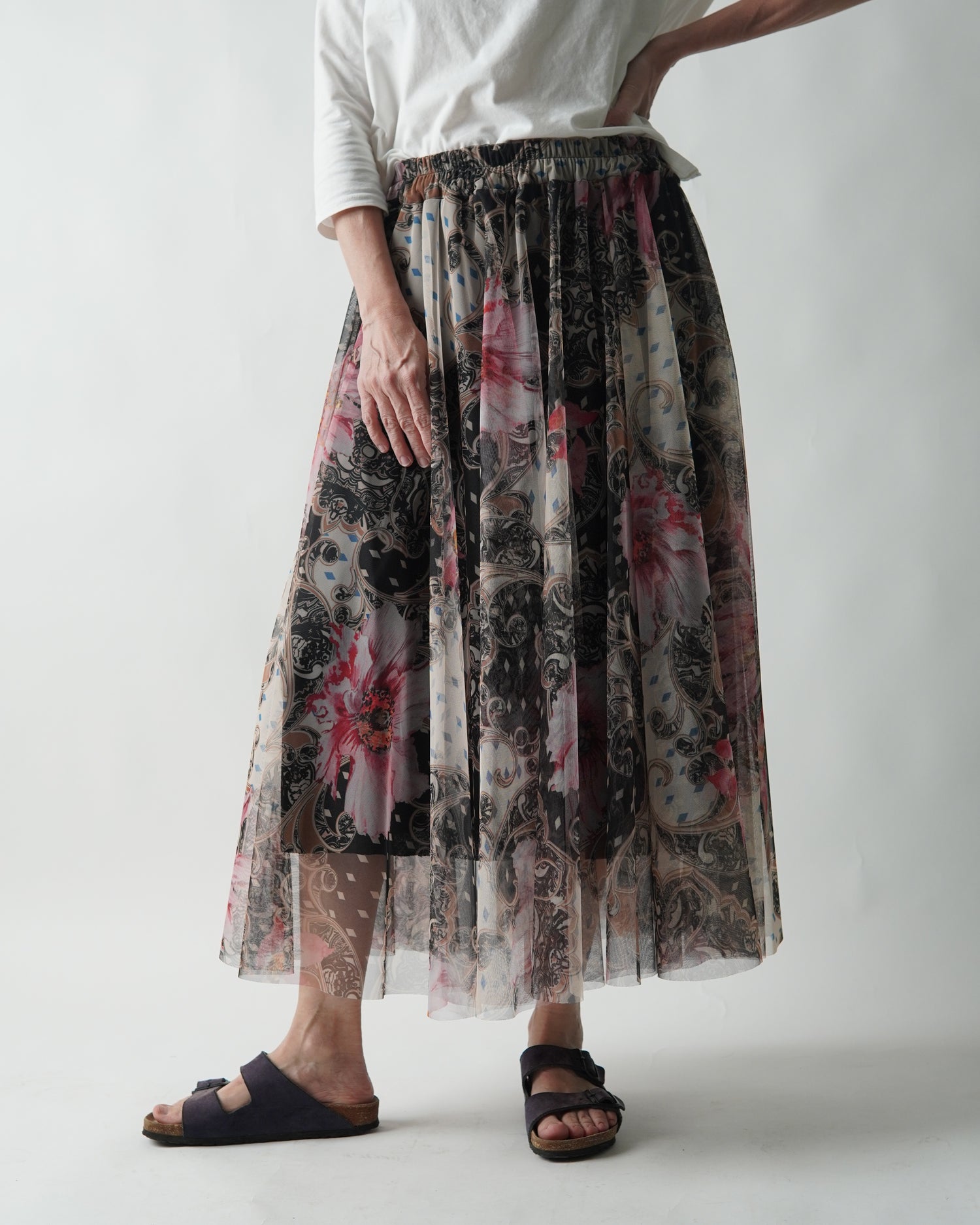 Fustă din tul cu dantelă florală purtată pe model
