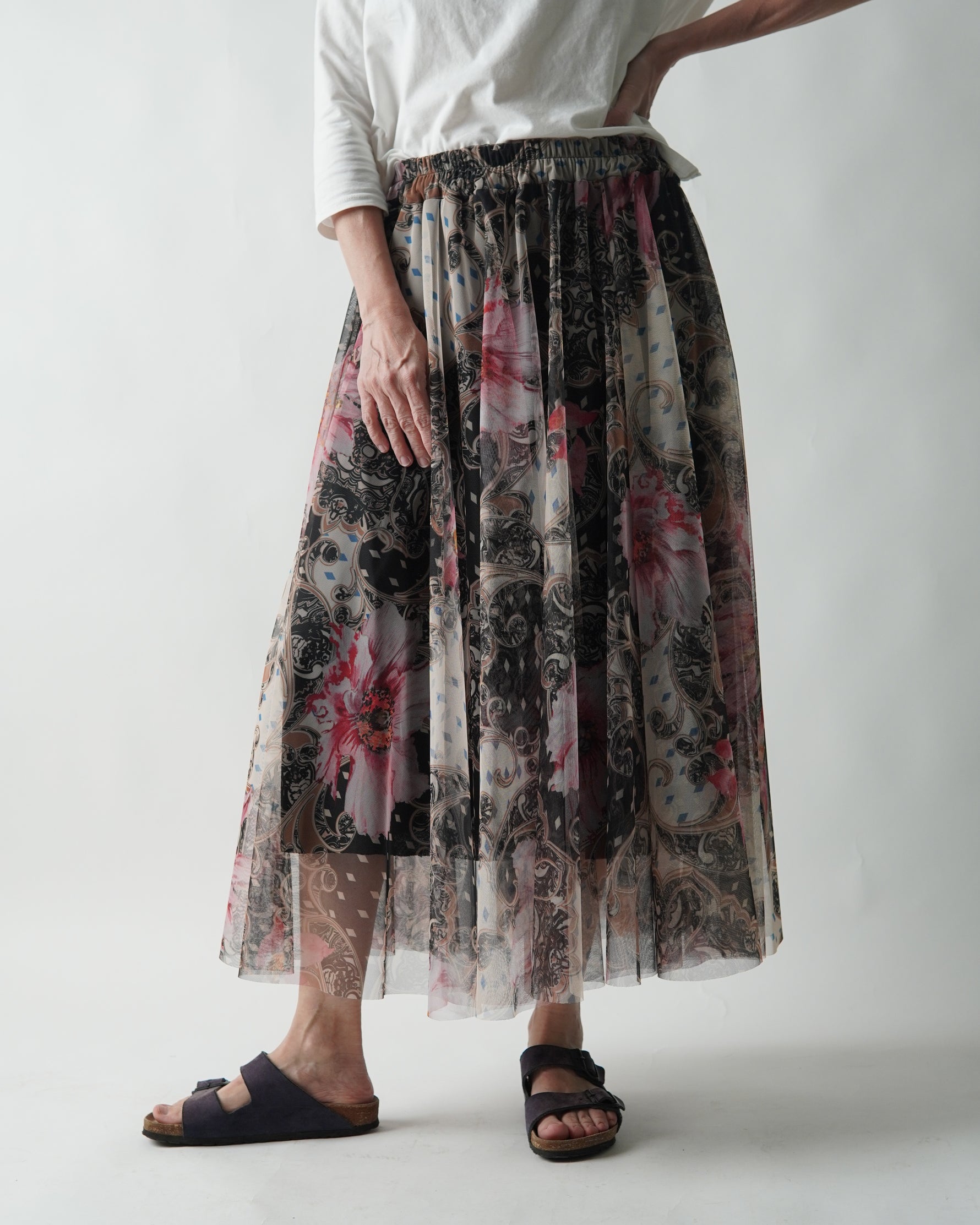 Fustă din tul cu dantelă florală purtată pe model