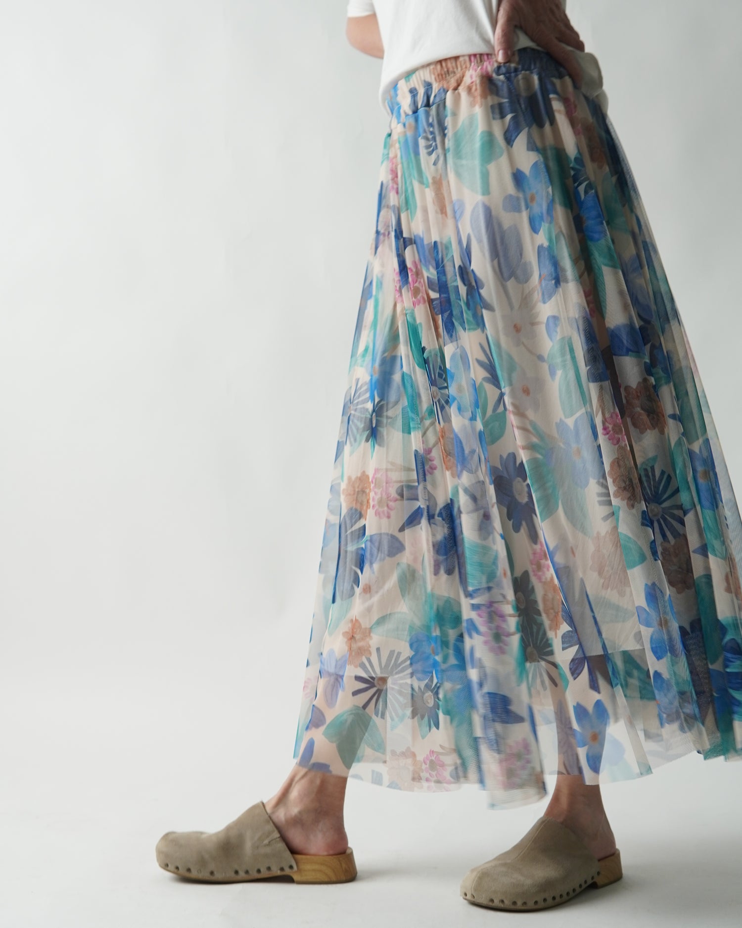 Fustă din tulle florală albastră în mișcare, croială amplă