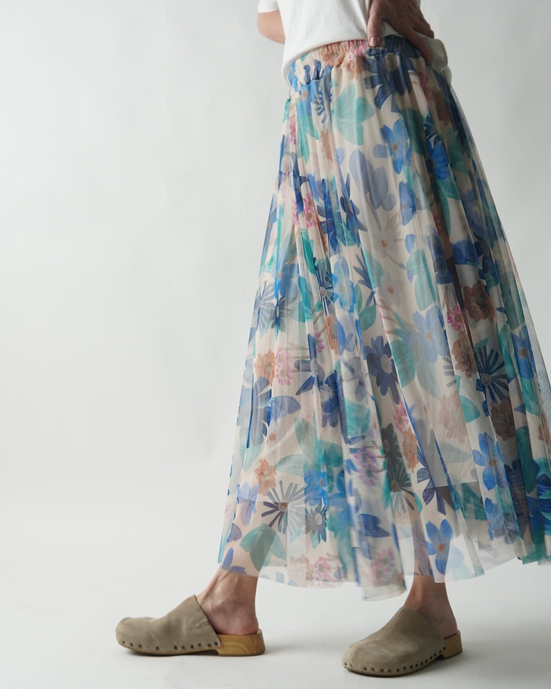 Fustă din tulle florală albastră în mișcare, croială amplă