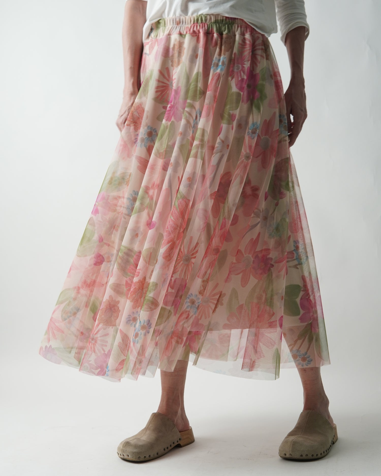 Fustă din tulle cu flori roz în mișcare, stil vaporoasă de vară
