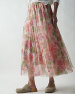 Fustă din tulle florală roz purtată din profil, lejeră și elegantă