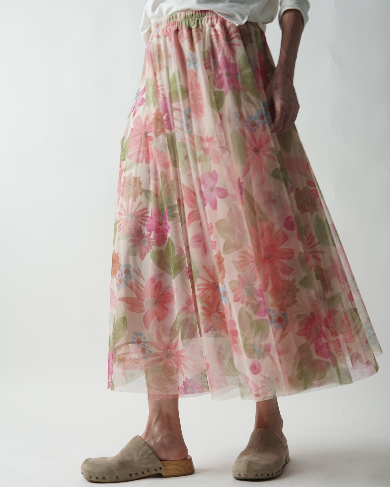 Fustă din tulle florală roz purtată din profil, lejeră și elegantă