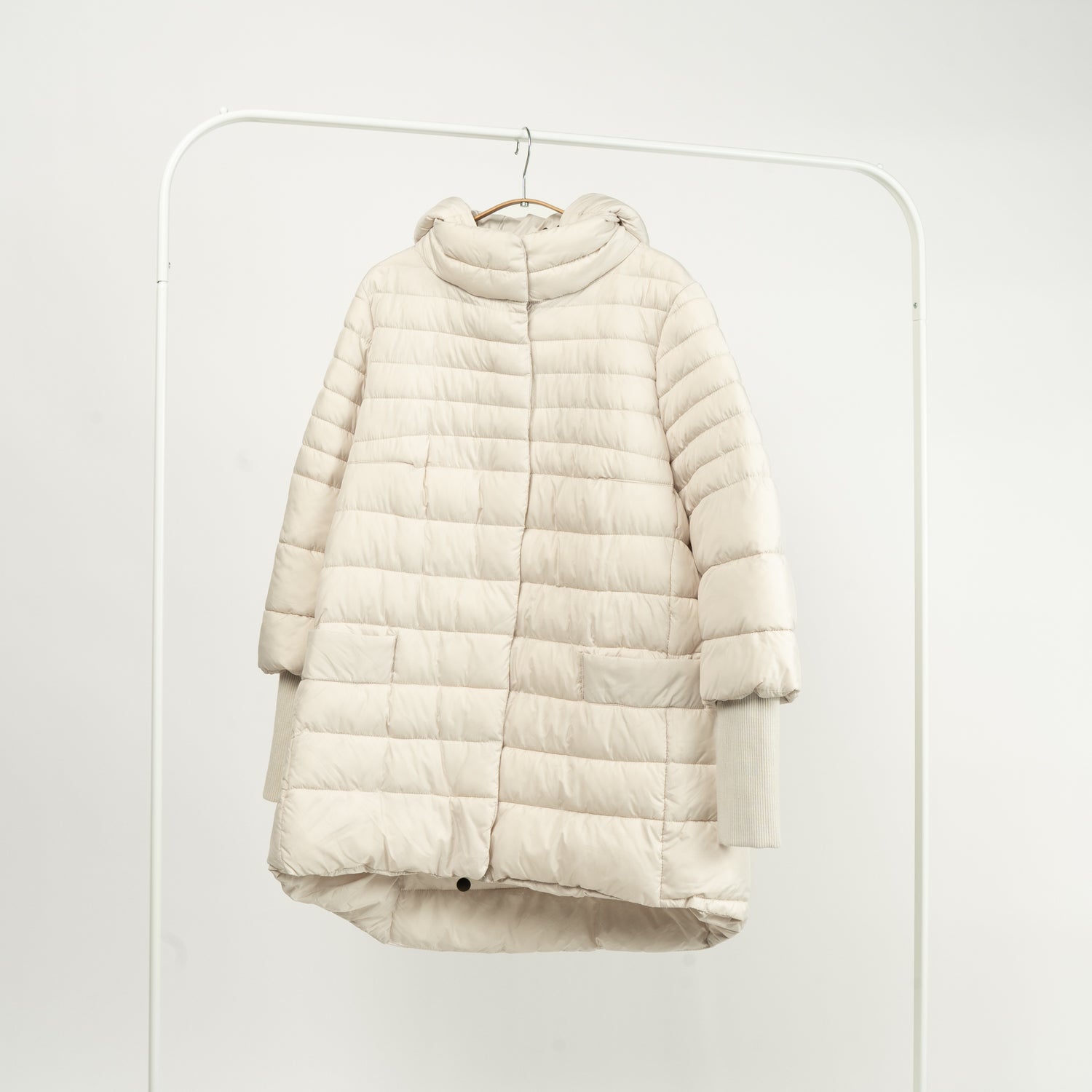 Geacă Matlasată Asimetrică Cu Mâneci Din Tricot Și Glugă Detașabilă