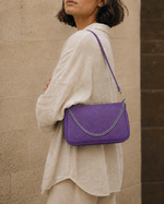 Geantă mini din piele naturală cu lanț decorativ, în nuanța violet închis.