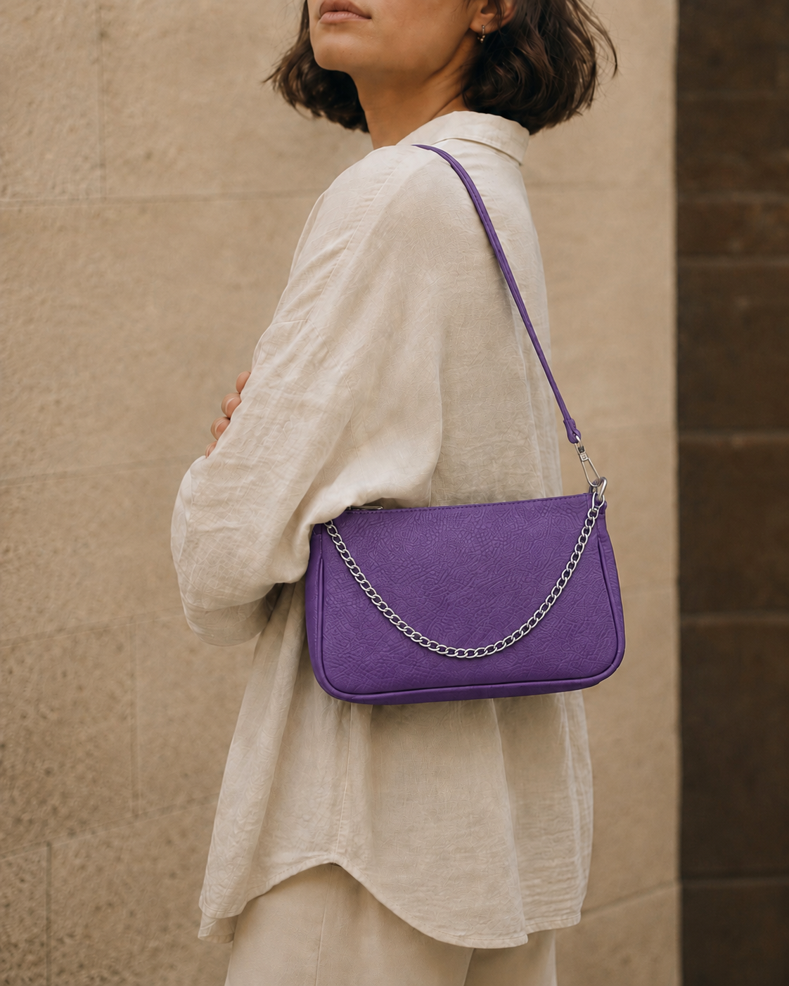 Geantă mini din piele naturală cu lanț decorativ, în nuanța violet închis.