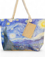 Geantă mare de plajă cu imprimeu complet „Noaptea înstelată” de Van Gogh, capturată frontal, evidențiind mânerul din sfoară și un accesoriu suplimentar din pânză
