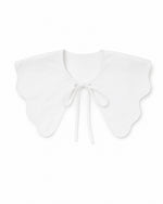 Accesoriu guler ondulat alb cu șnururi de legat, fundal alb, All Above Boutique