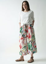 Pantaloni culotte fluizi cu print floral pe fundal alb purtați pe model