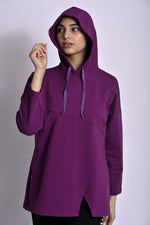 Hanorac asimetric violet cu glugă purtat de model, stil urban