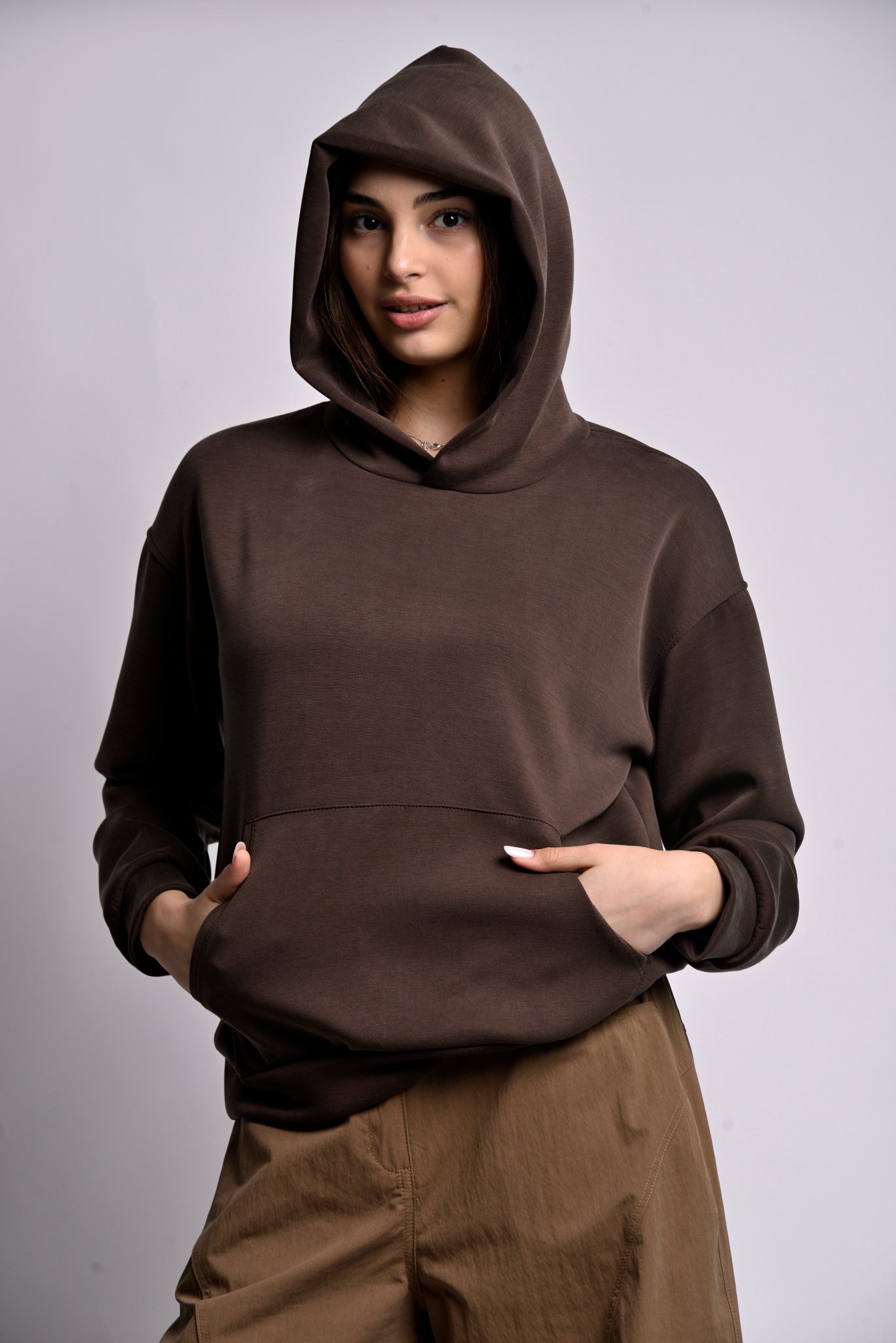 Hanorac maro cafea cu glugă purtat de model, croială relaxată