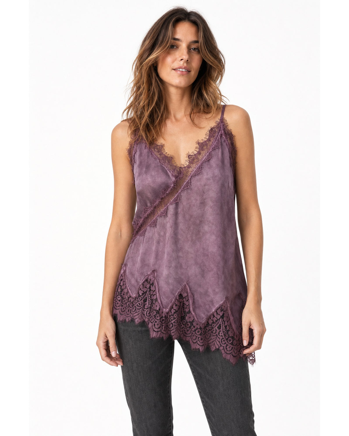 Maiou satinat violet închis cu dantelă pe diagonală și tiv din dantelă, purtat pe model - All Above Boutique