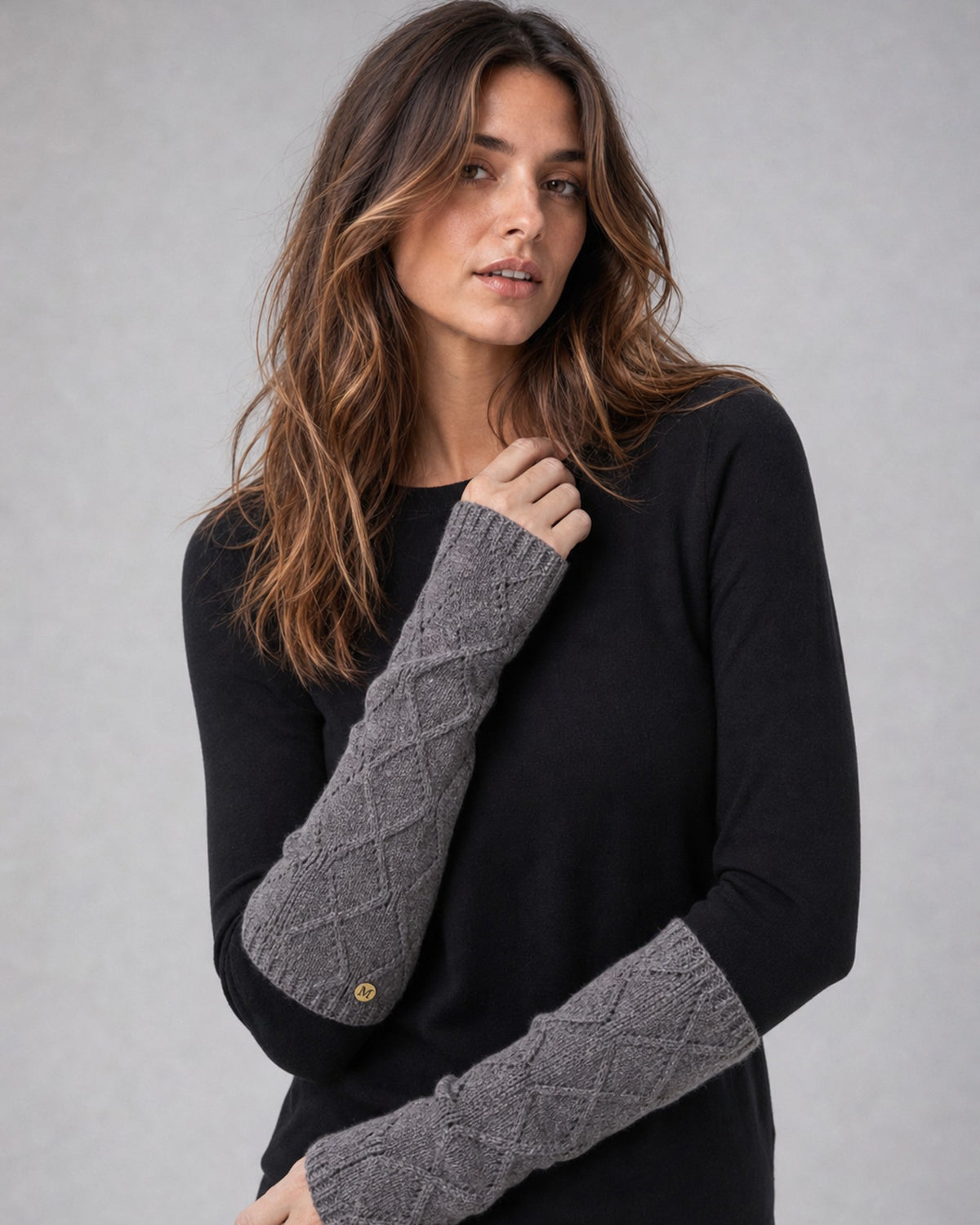 Mănuși lungi fără degete din tricot ajurat cu bănuț arămiu, culoare gri - All Above Boutique