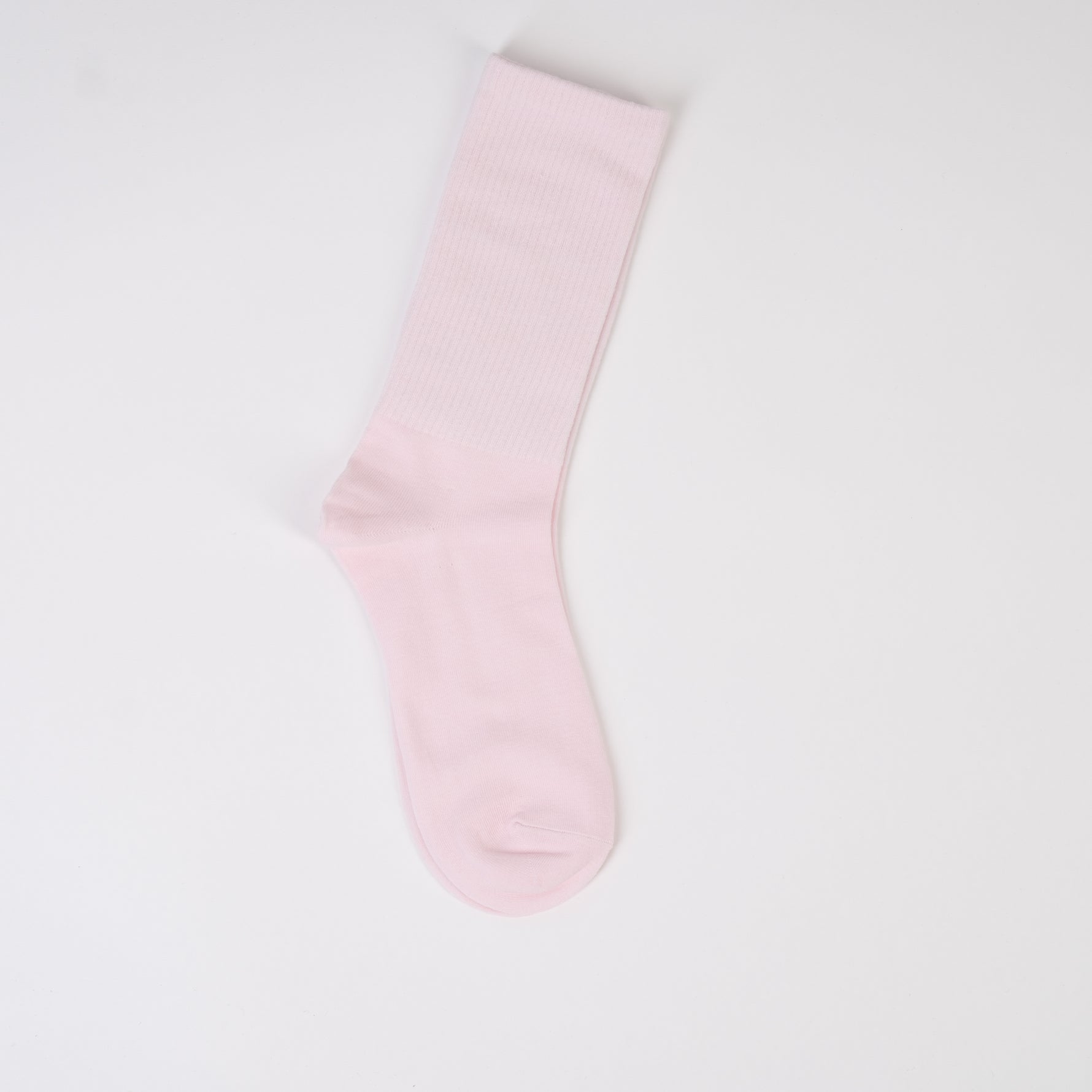 Șosetă lungă roz pal, fără elastic, reiată pe gambă.