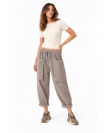 Pantaloni din catifea reiată cu buzunare mari, grej, vedere din trei sferturi - All Above Boutique
