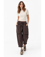 Pantaloni din catifea reiată cu buzunare mari, maro cafea, model în mers - All Above Boutique