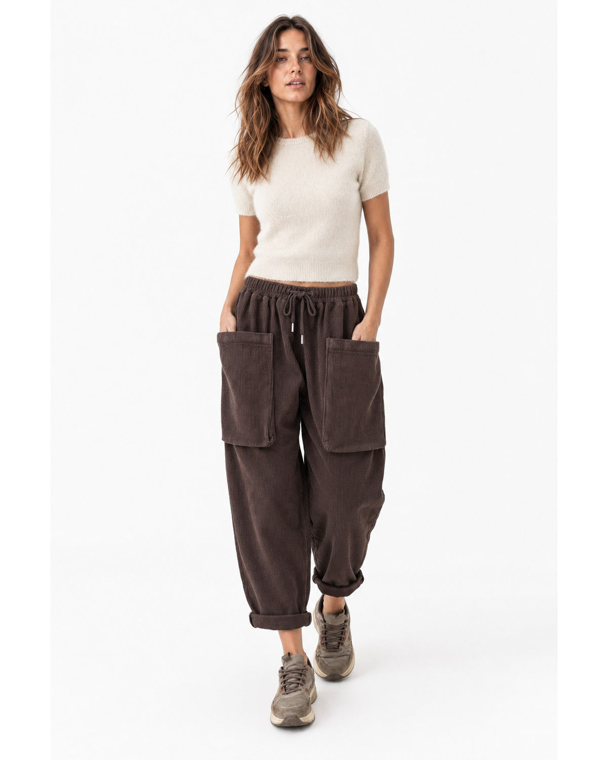 Pantaloni din catifea reiată cu buzunare mari, maro cafea, model în mers - All Above Boutique