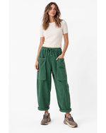 Pantaloni din catifea reiată cu buzunare mari aplicate, verde închis, vedere din față pe model - All Above Boutique