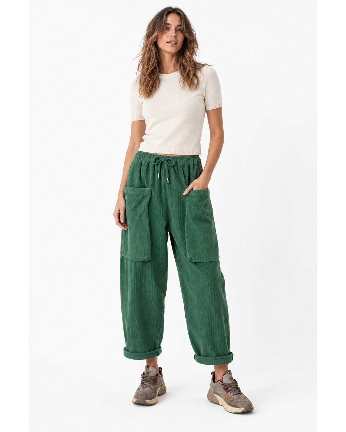 Pantaloni din catifea reiată cu buzunare mari aplicate, verde închis, vedere din față pe model - All Above Boutique