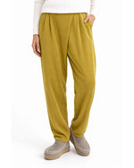 Pantaloni conici galben muștar cu pliuri pareo, purtați cu pulover alb - All Above Boutique