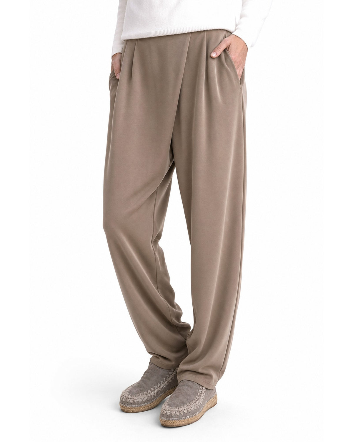 Pantaloni conici taupe cu pliuri suprapuse și croi lejer pe șold, din trei sferturi - All Above Boutique