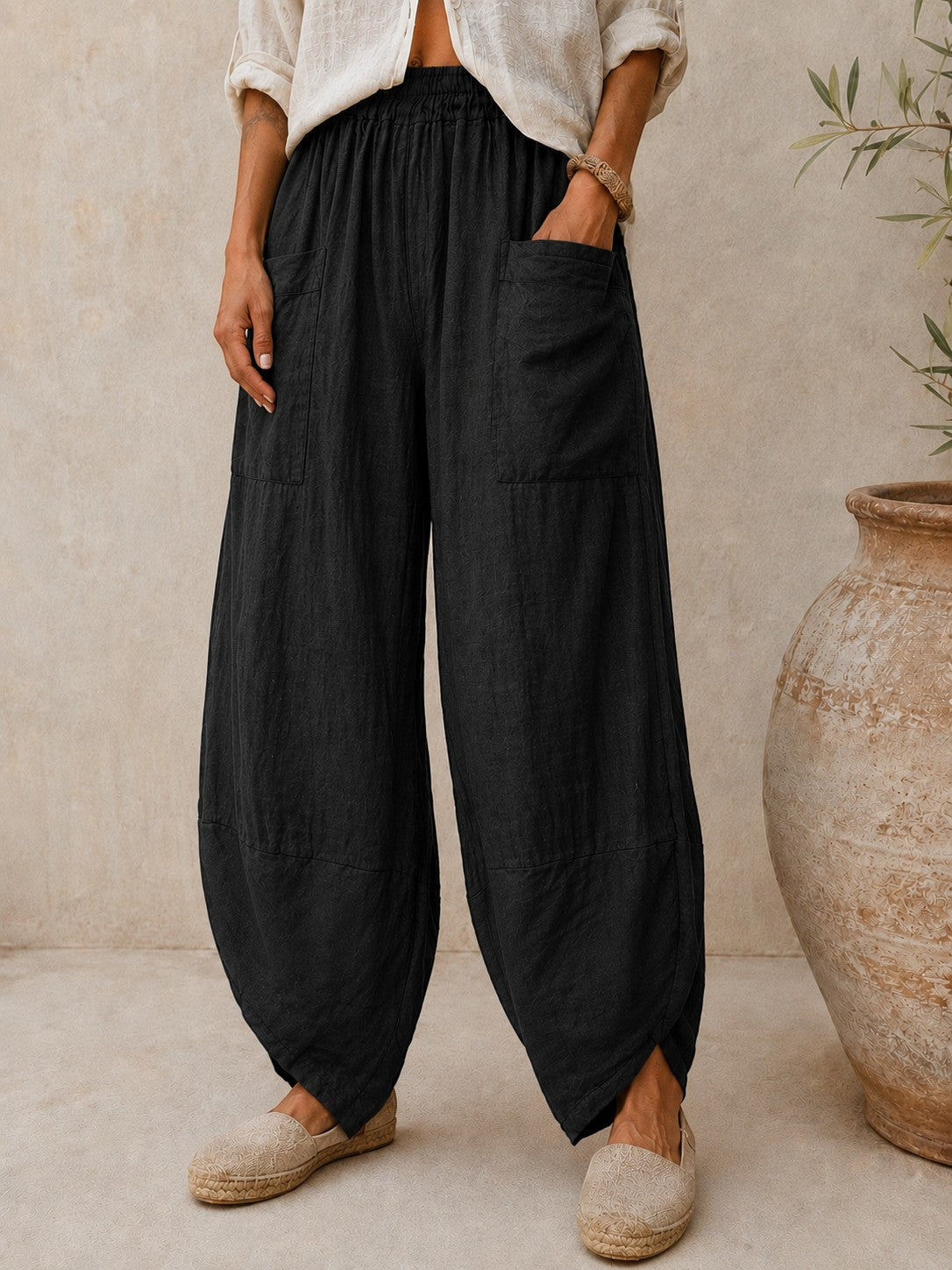 Pantaloni harem negri din in cu croială amplă și stil lejer