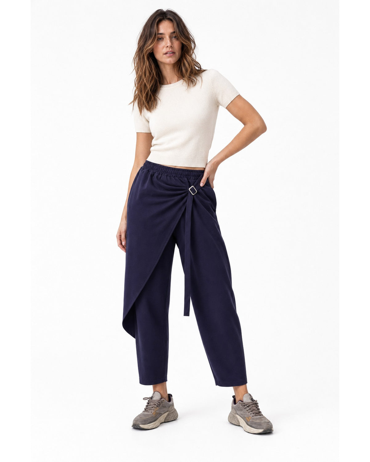 Pantaloni din jerseu cu panou petrecut și cataramă argintie, bleumarin, vedere din trei sferturi - All Above Boutique