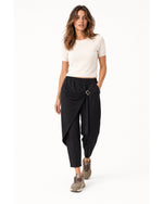 Pantaloni din jerseu cu panou petrecut și cataramă argintie, negru, model în mers - All Above Boutique