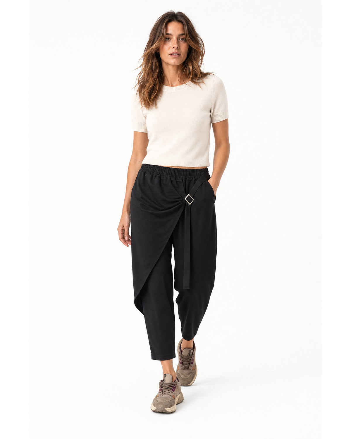 Pantaloni din jerseu cu panou petrecut și cataramă argintie, negru, model în mers - All Above Boutique