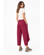 Pantaloni din jerseu cu panou petrecut, roșu închis, vedere din spate pe model - All Above Boutique
