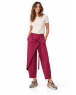 Pantaloni din jerseu cu panou petrecut și cataramă argintie, roșu închis, vedere din față pe model - All Above Boutique