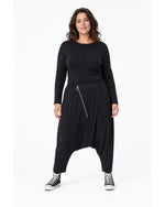 Pantaloni negri plus size cu tur lăsat și fermoar decorativ argintiu, vedere din față - All Above Boutique