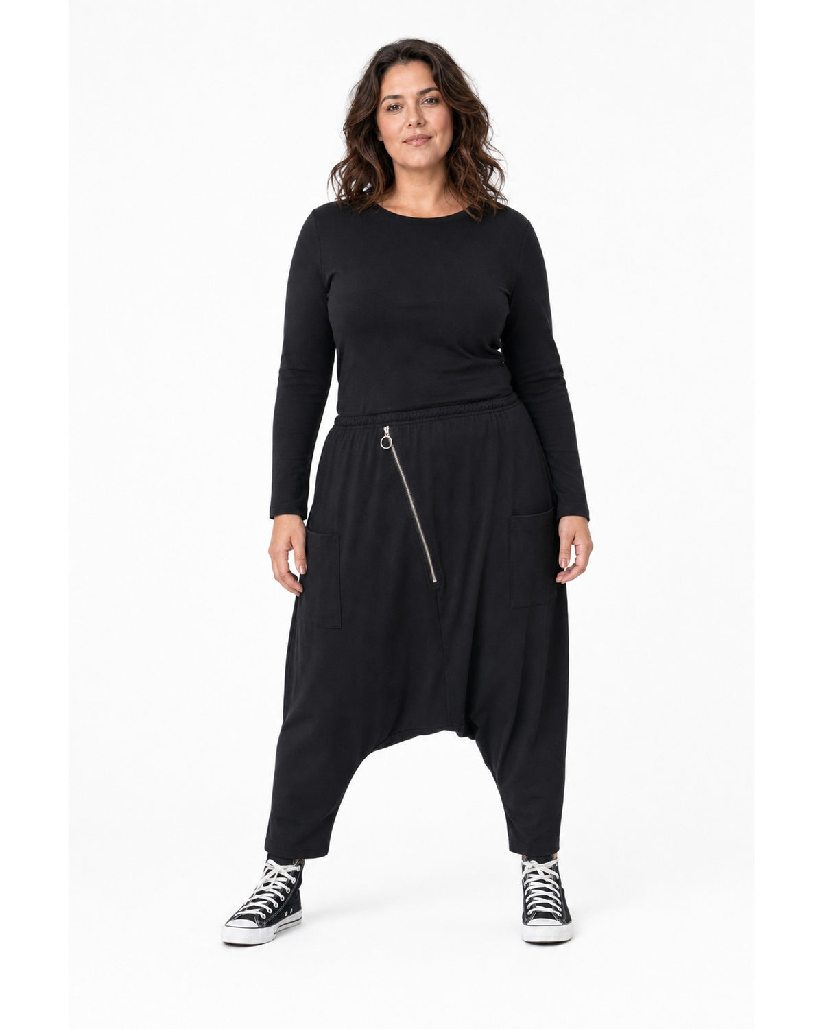 Pantaloni negri plus size cu tur lăsat și fermoar decorativ argintiu, vedere din față - All Above Boutique