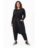 Pantaloni șalvari negri plus size cu buzunare aplicate, vedere din trei sferturi - All Above Boutique