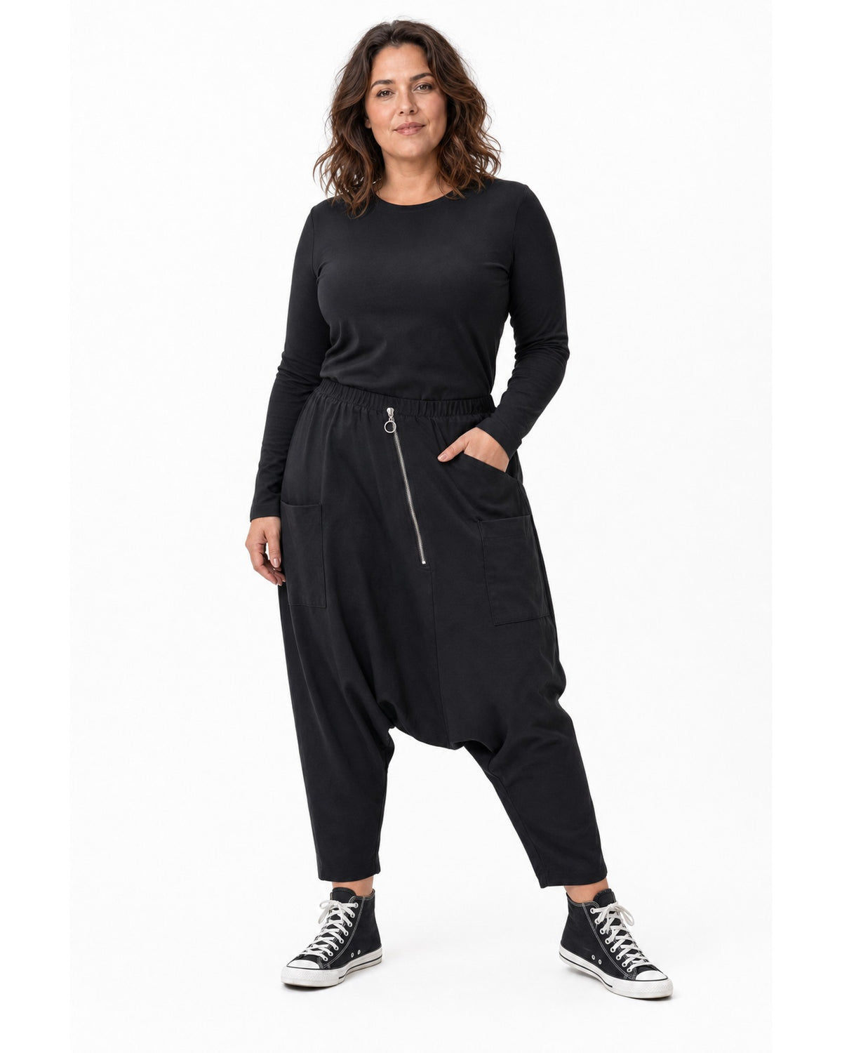 Pantaloni șalvari negri plus size cu buzunare aplicate, vedere din trei sferturi - All Above Boutique