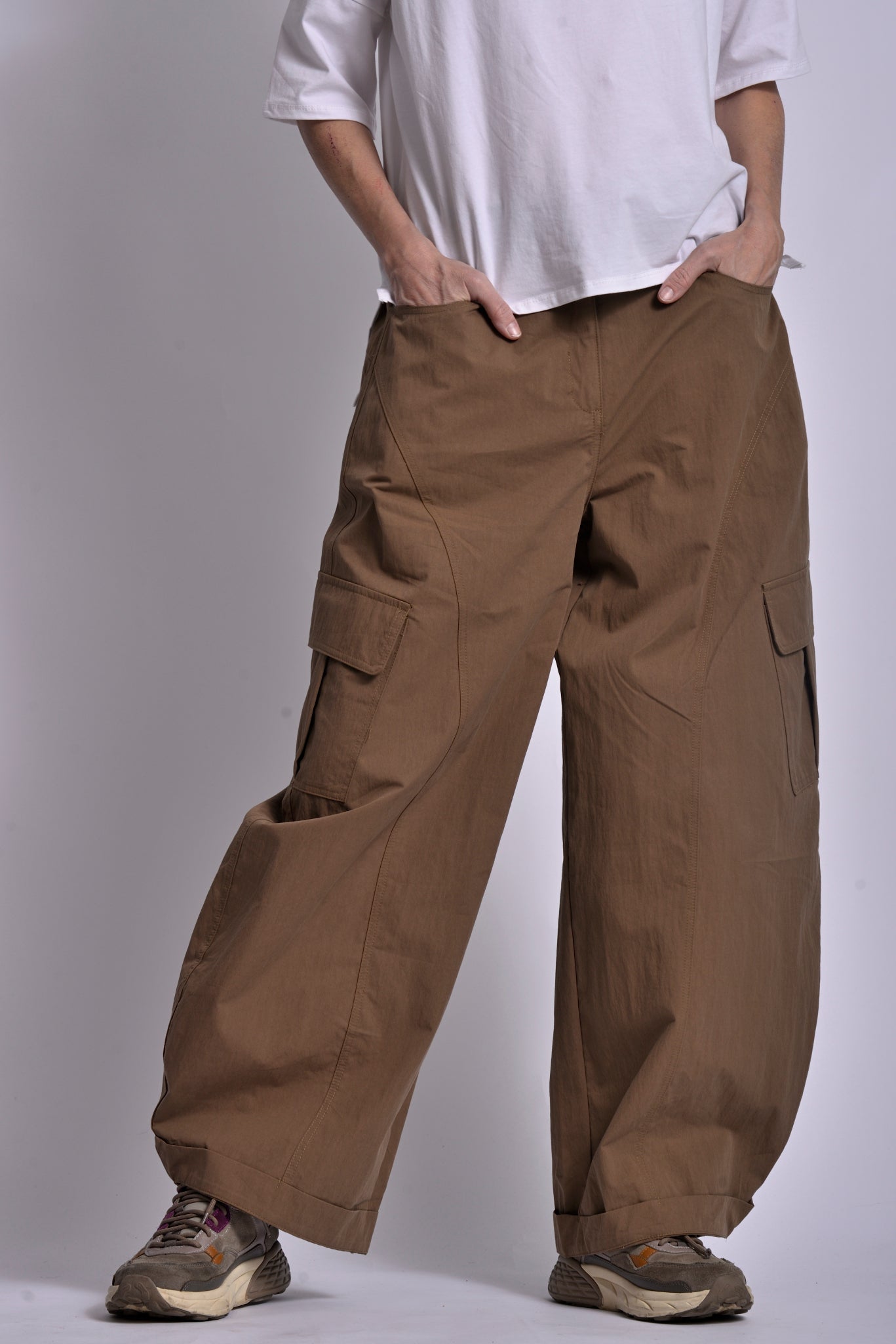 Pantaloni cargo maro cu buzunare laterale și croială lejeră, vedere din față