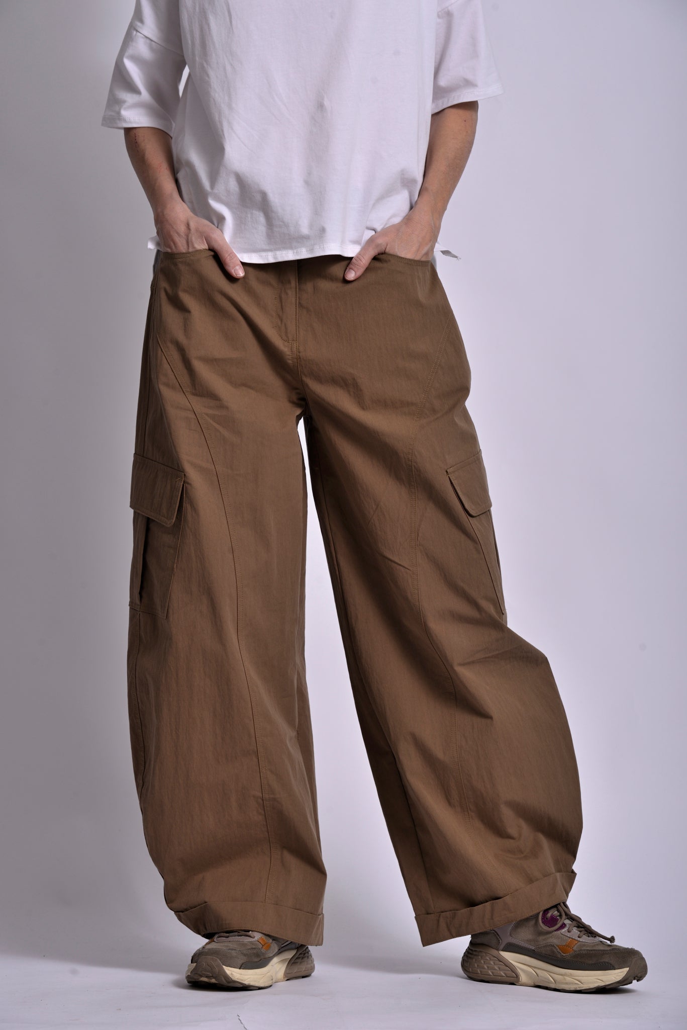 Pantaloni cargo maro, vedere laterală, model larg